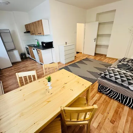 Pro 4 Osoby Ve Meste Nad Ohri Apartment *